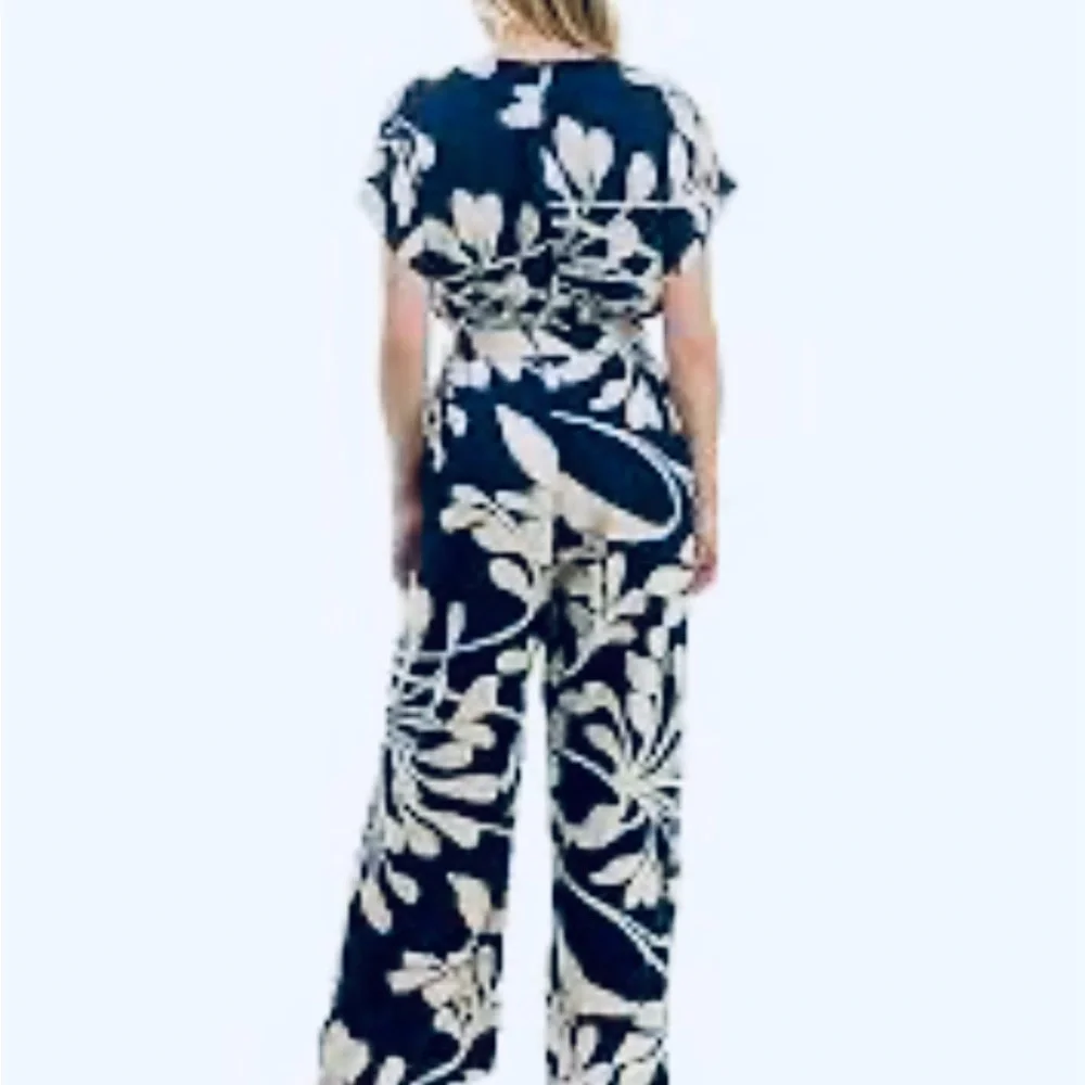 💎💎💙Navy and White Floral Jumpsuit - Picture 5 of 16